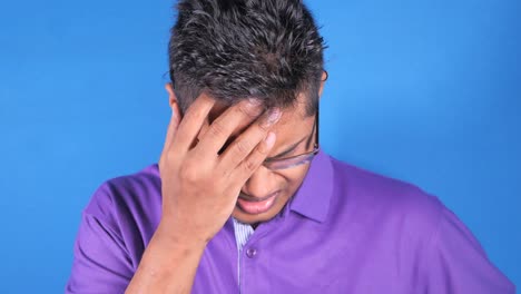 hombre que sufre de dolor de cabeza