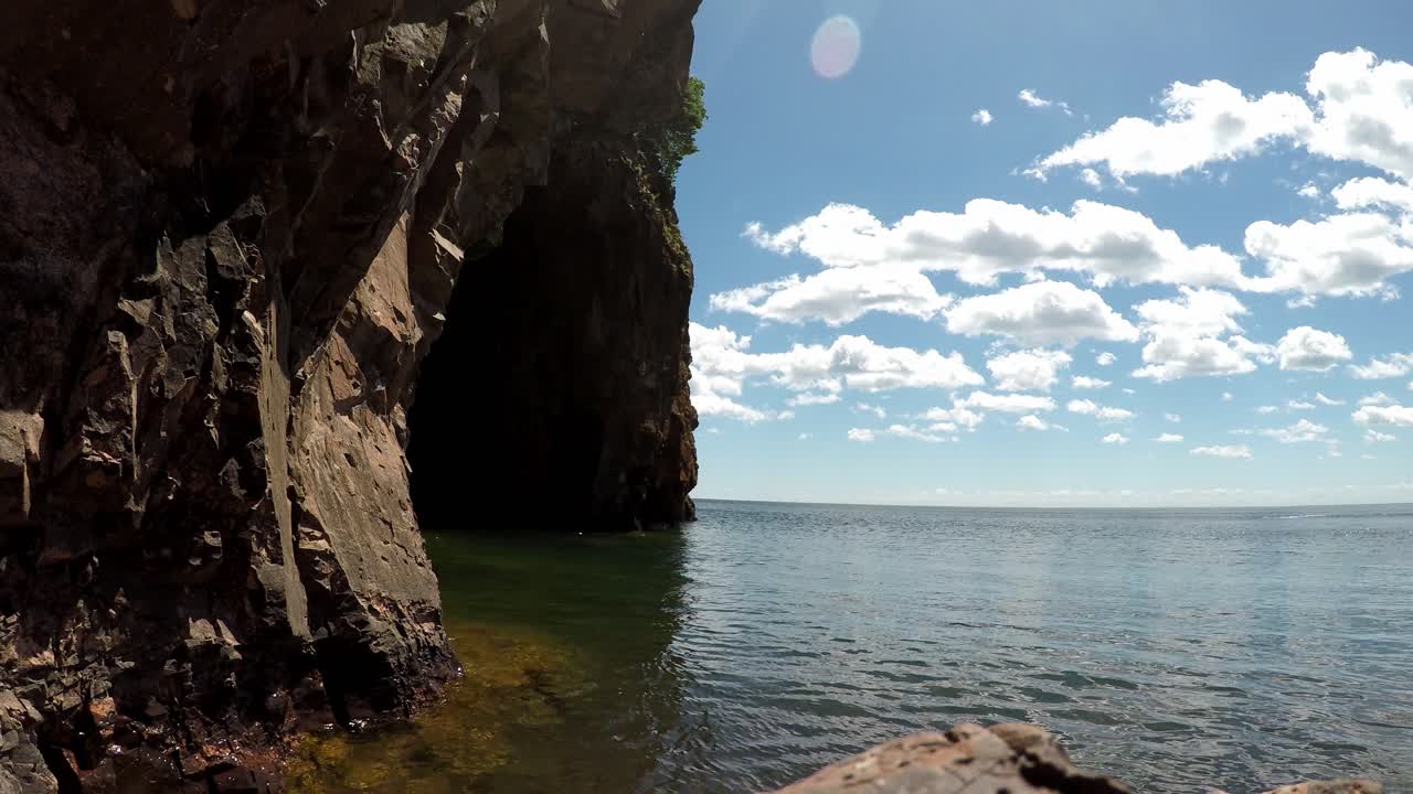 cueva marina en el lago superior