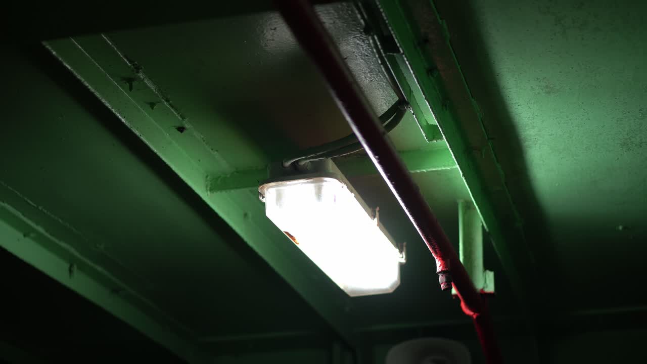 lámpara parpadeante en la oscuridad