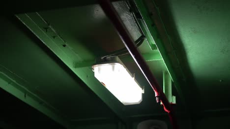 lámpara parpadeante en la oscuridad