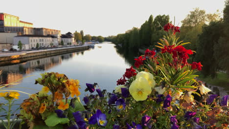 Una-Cesta-De-Flores-Con-Vistas-Al-Río-En-Coñac,-Francia