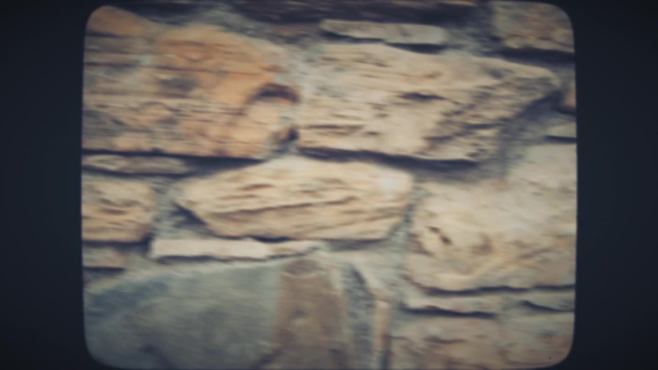 Passeggiare lungo un antico muro di pietra
