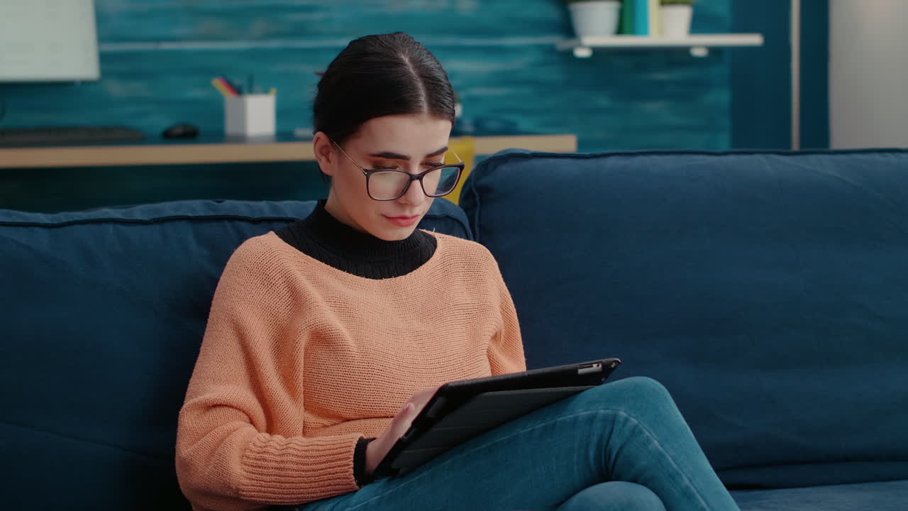 Studentin arbeitet an einem digitalen Tablet, um ein Forschungsprojekt zu erstellen