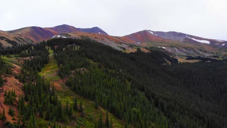 Exuberantes-Verdes-Montañas-Alpinas-Laderas-Y-Coloridos-Picos-Montañosos-En-Las-Montañas-Rocosas,-Colorado,-Ee.uu.