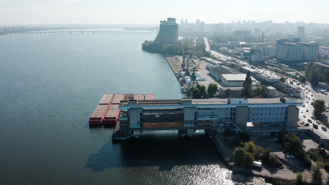 vista aérea del gran puerto fluvial de la ciudad con buques de carga y pasajeros parados
