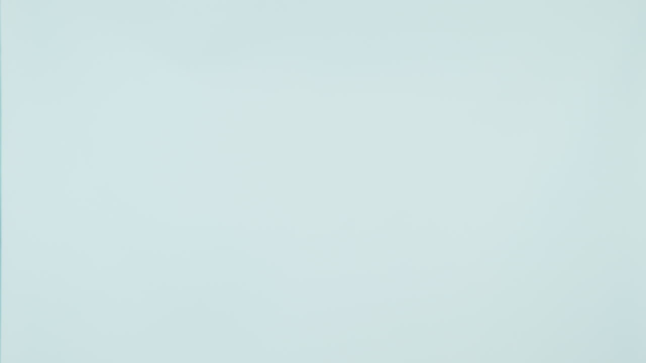 hombre, entrega de comida y teléfono en el fondo del estudio