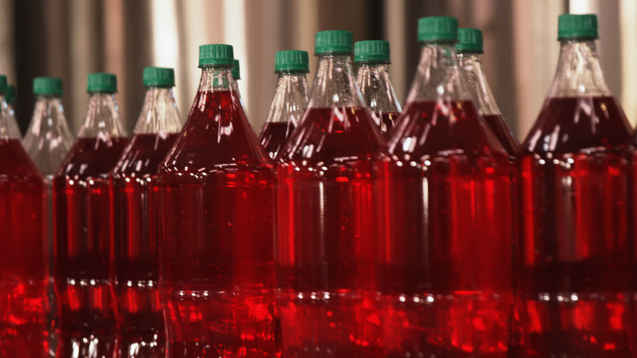 botella de bebidas carbonatadas que se mueve en el transportador