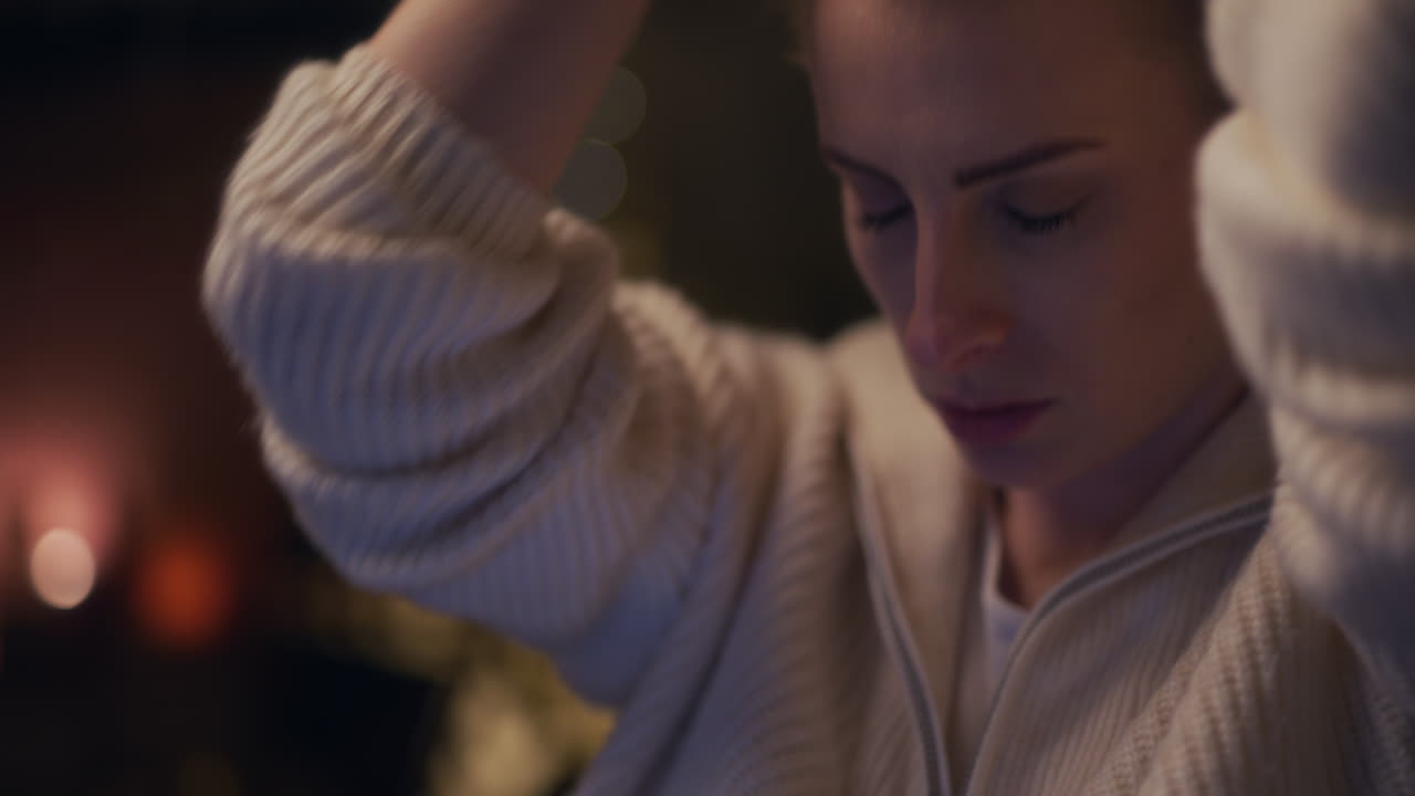 밤에 우울증을 고 있는 슬프고 외로운 여성의 얼굴 클로즈업