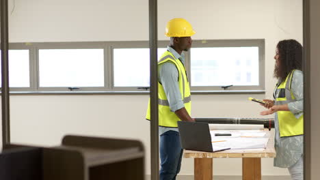 Gelegenheitsarbeiter-Mit-Unterschiedlichen-Architekten-Bei-Der-Arbeit-Im-Büro,-Zeitlupe-Mit-Kopierraum