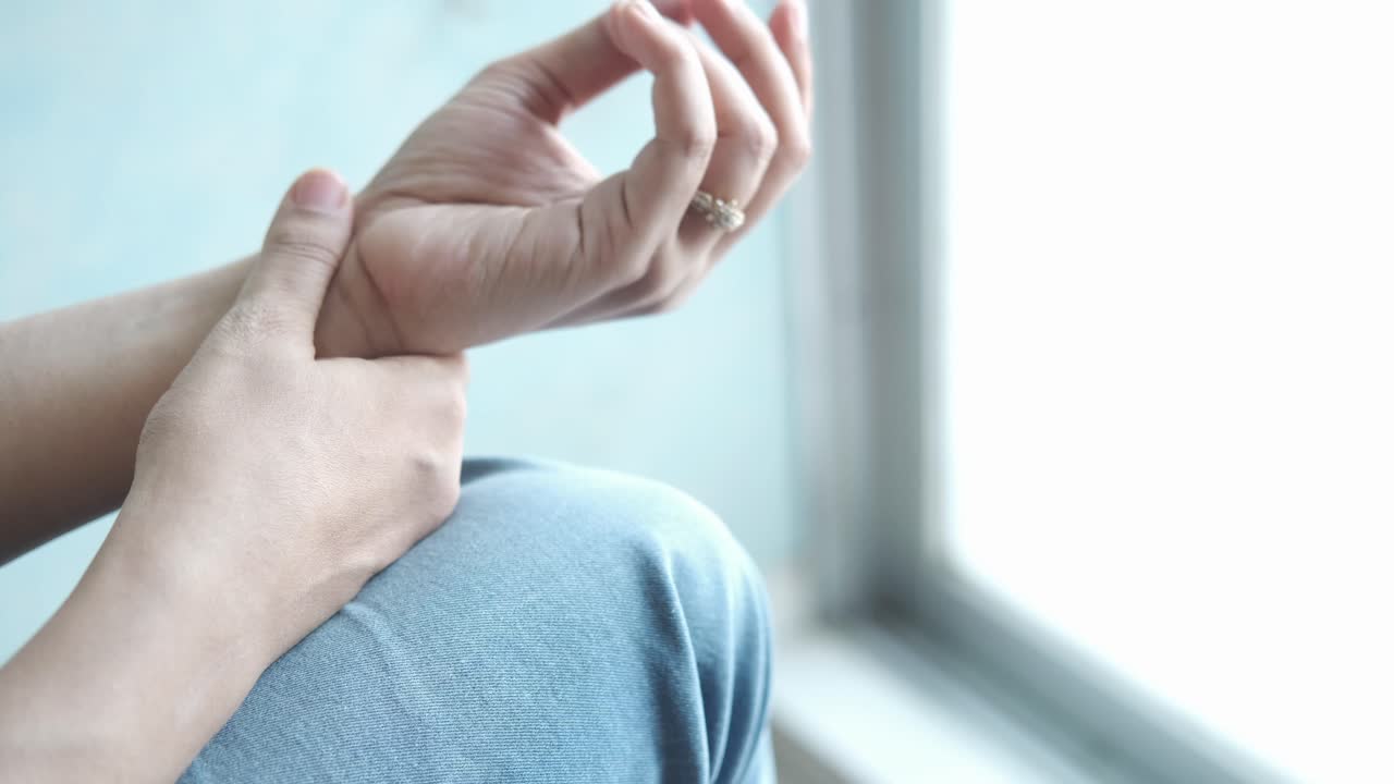 手首の痛みを感じている人