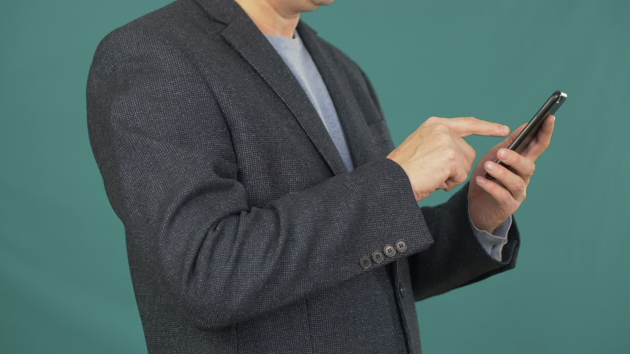 인터넷 에서 정보 를 검색 하기 위해 스마트폰 화면 을 만지는 사람