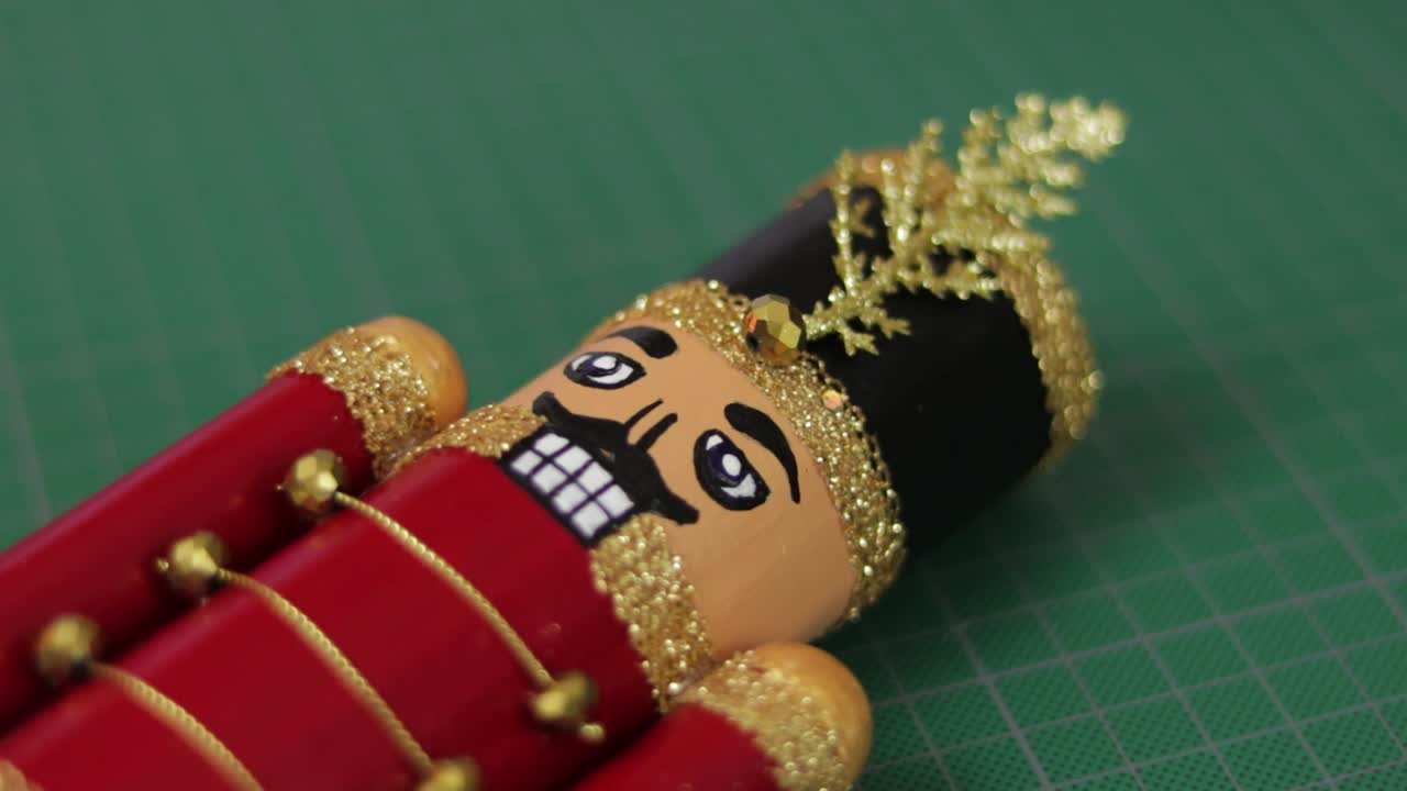 손으로 칠한 장난감 군인 크리스마스 견과류 개기 초록색 절단 매트