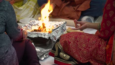 Cerca-De-Adoradores-Ofrecen-Smaghri-En-Fuego-En-Havan-Ceremonia-Para-Navratri