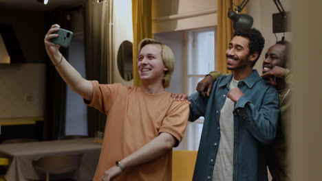 hombres posando para una foto selfie