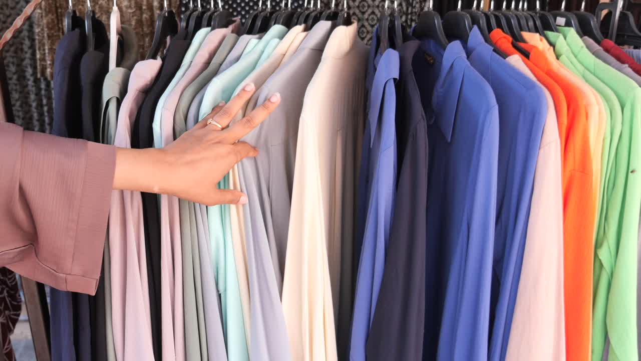 옷 가게 에서 옷 을 구입 하는 여자