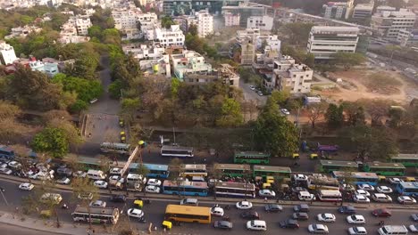 Tomas-De-Drones-De-Tráfico-Pesado-Durante-La-Hora-Pico-En-Bangalore,-India-2