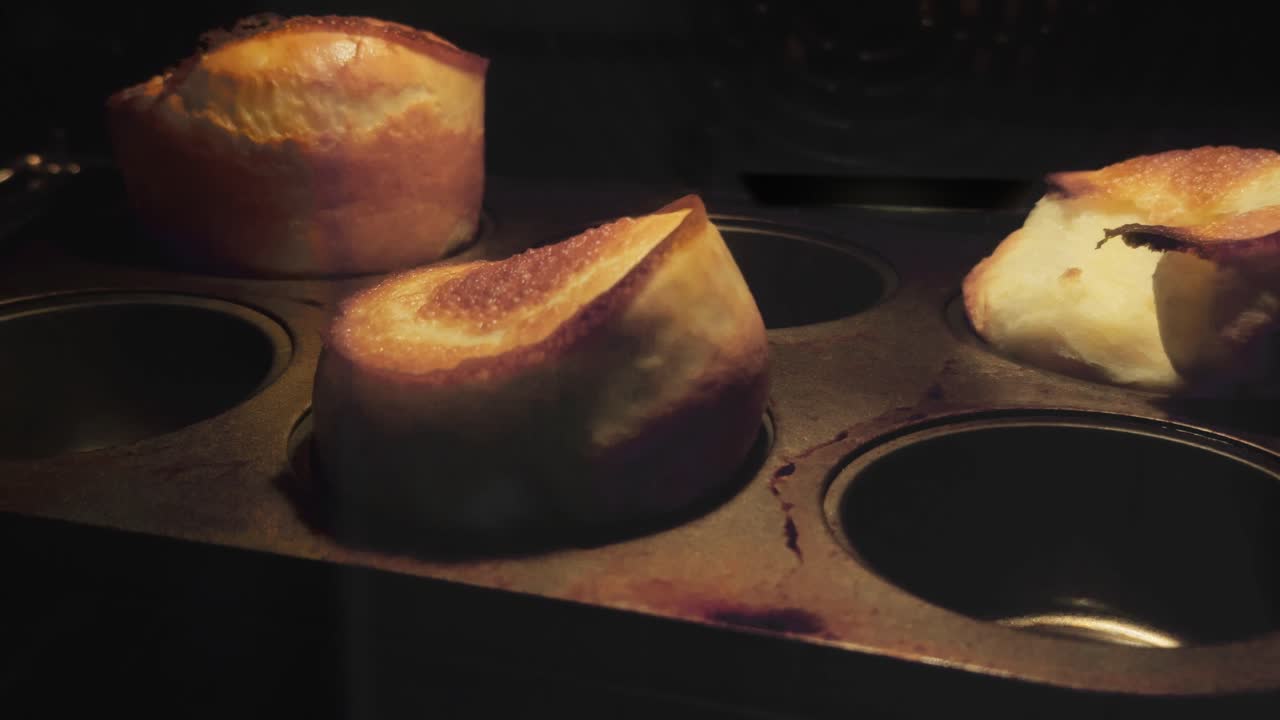 En dramatisk 4K timelapse som fanger Yorkshire pudding-røre som raskt hever seg og blir brun i en ovn med høy varme. Perfekt for matlagingsveiledninger, matdokumentarer eller britiske kulinariske innslag.