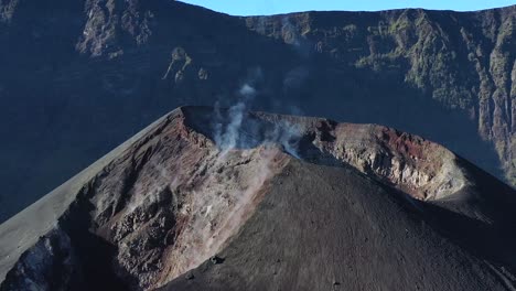 close up del cono de cráter activo del volcán monte rinjani en indonesia, órbita aérea alrededor de tiro