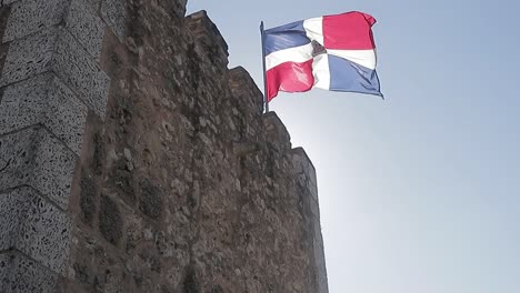 Flagge-Der-Dominikanischen-Republik,-Die-Hoch-über-Der-Festung-Ozama-In-Der-Kolonialzone-Weht