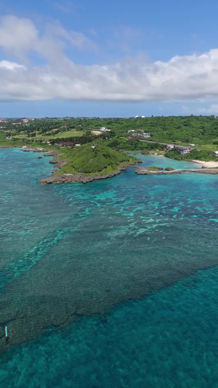Acque turchesi limpide e barriere coralline vicino al Giardino Marino di Imgya nell'isola di Miyako, Okinawa, Giappone. Ripresa aerea panoramica.
