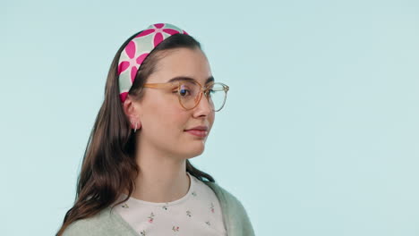cara, guiño y mujer con gafas