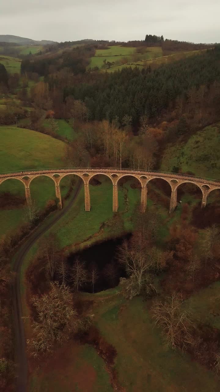Scatto aereo verticale del viadotto di La Thuilliere vicino a Juré, nel dipartimento della Loira in una giornata nuvolosa, regione Alvernia-Rodano-Alpi, Francia