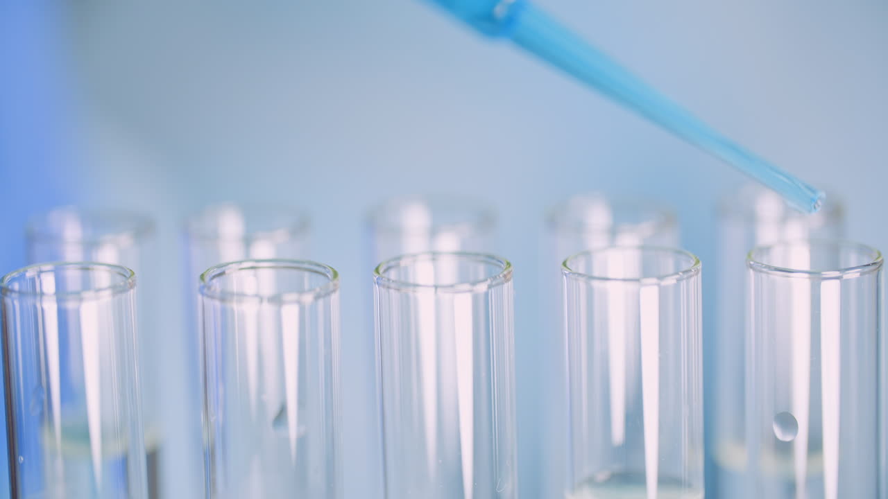 실험실 3에서 피펫을 사용하여 실험실 과학자에서 근무