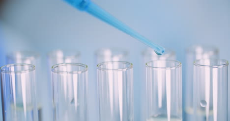 trabajando en científico de laboratorio usando pipeta en el laboratorio 3