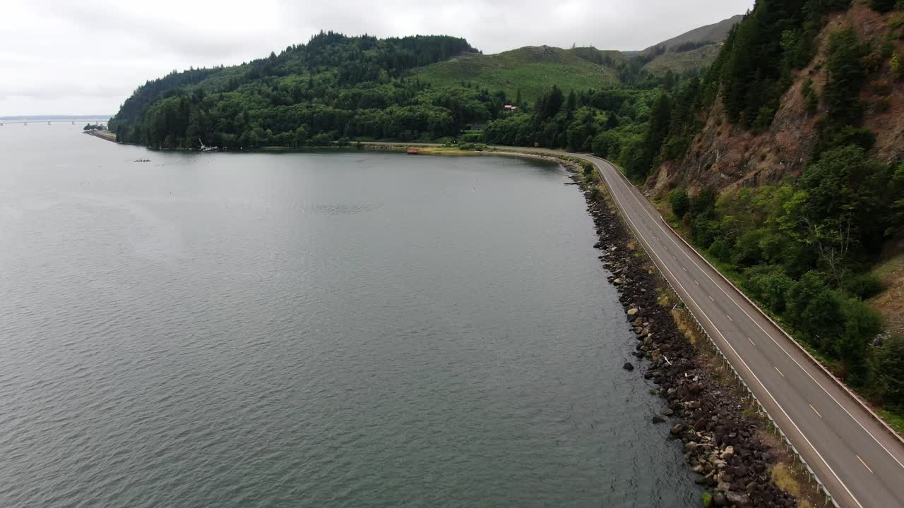 절벽과 푸른 숲이 있는 아름다운 해안 바다 고속도로를 따라 공중 비행