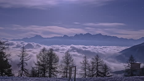 clima nublado bajo las montañas alpinas en tirol del sur, italia