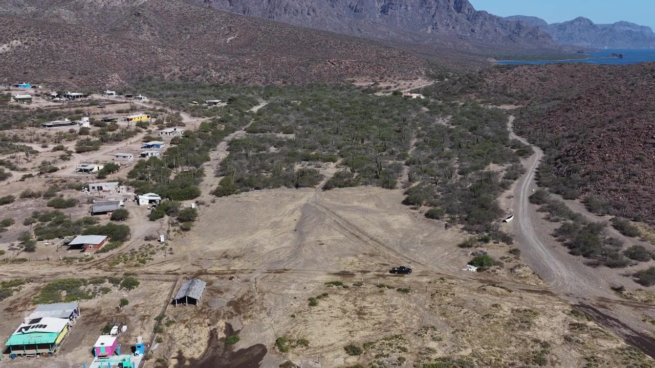 Vista aerea di un insediamento costiero desertico a Punta Arena, Baja California Sur