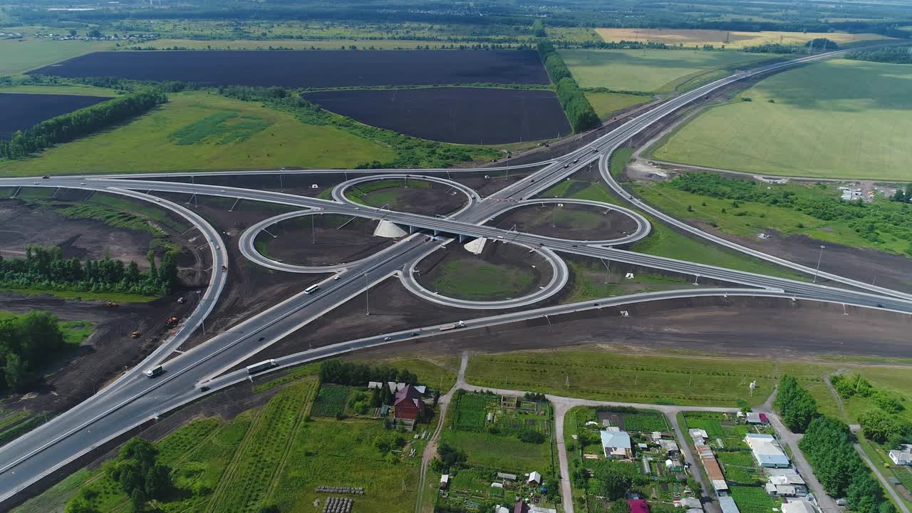 고속도로 교차로에서 볼 수 있습니다.