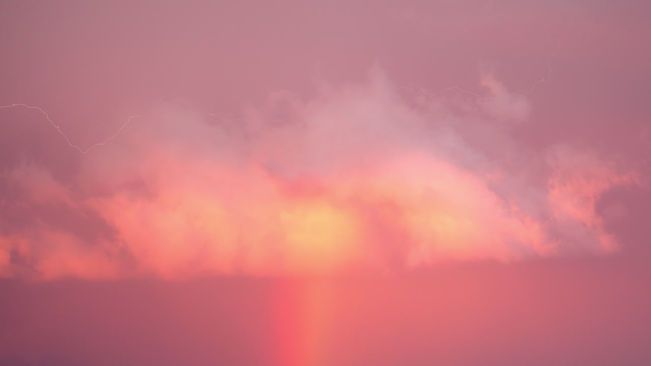 불타는 저녁 하늘에서 번개가 타격합니다. 정적