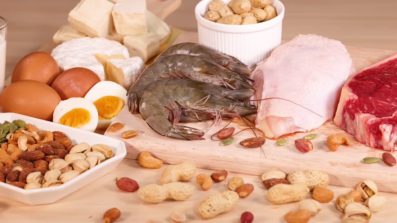 variedad de fuentes de proteínas dispuestas en una mesa