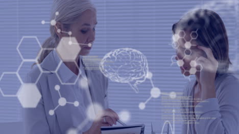 animación de cerebro digital y fórmula química sobre mujer caucásica consultora psicóloga