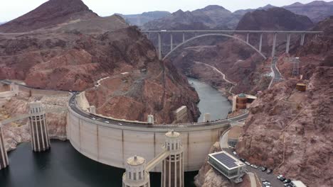 Vista-Aérea-En-órbita-De-La-Presa-Hoover-Con-El-Puente-Conmemorativo-Mike-O&#39;callaghan–pat-Tillman-A-La-Vista