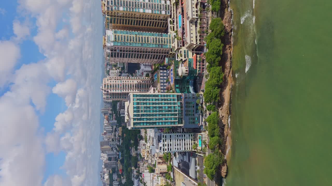 산토 도밍고의 조지 워싱턴 애비뉴에 있는 말레콘 센터 호텔의 수직 드론 촬영