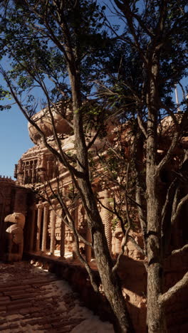 antiguas ruinas de templos en un paisaje desértico soleado