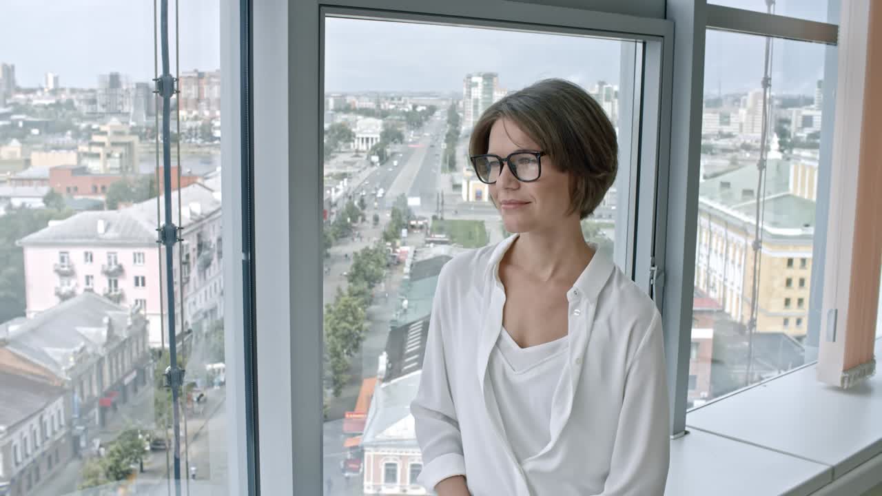 una mujer mirando por la ventana.