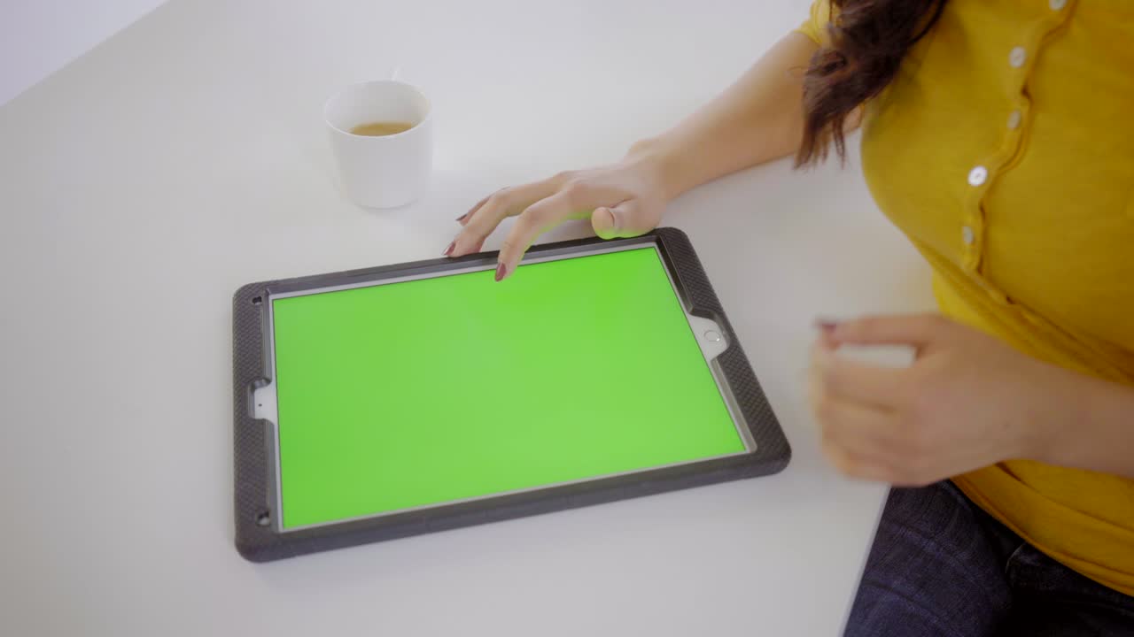 mujer árabe en el interior del hogar con tecnología redes sociales móvil feliz relajado