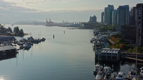 Drone-Fly-Back-Shot-Aéreo-En-El-Puerto-Deportivo-De-Vancouver,-Columbia-Británica,-Canadá