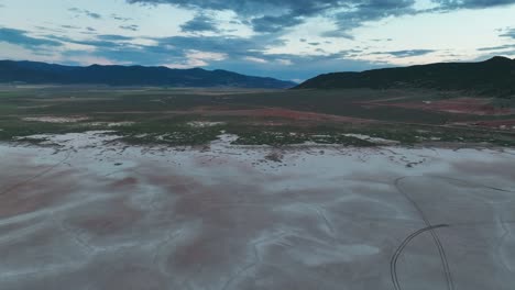 vista panorámica del lago seco del pequeño lago salado en el condado de hierro centro-este, utah, estados unidos