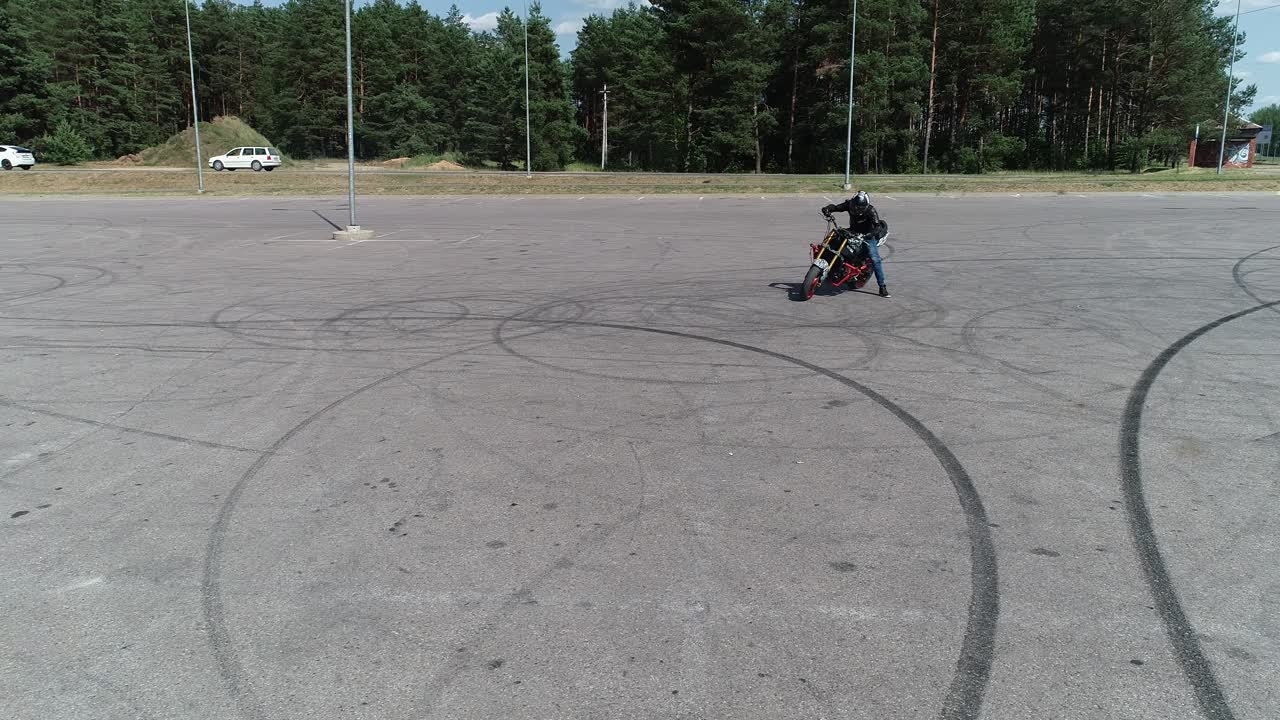 truco con una bicicleta en la mañana
