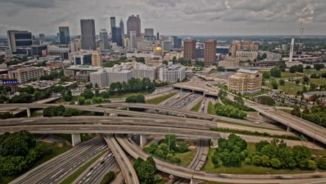 Atlanta-Georgia-Aerial-V872-Hyperlapse-Drohnenüberflug-über-Die-Stadtteile-Summerhill-Und-Mechanicalsville,-Aufnahme-Des-Verkehrs-Auf-Komplexen-Autobahnen-Und-Der-Innenstadt-–-Aufgenommen-Mit-Mavic-3-Pro-Cine-–-Mai-2023