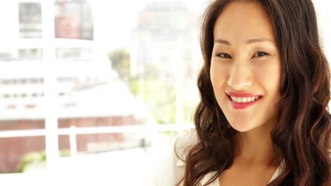 팔을  ⁇ 은 채 카메라에 미소 짓는 아시아 사업가