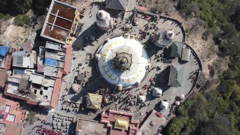 Eine-Gerade-Nach-Unten-Gerichtete-Luftaufnahme-Von-Swayambhunath-Stupa-In-Der-Stadt-Kathmandu,-Nepal