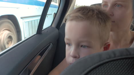 Little-boy-and-mother-travelling-in-car