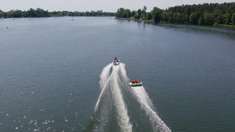 Motorboot-Zieht-Cockpitrohr-Auf-Einem-See,-Nach-Drohnenaufnahme