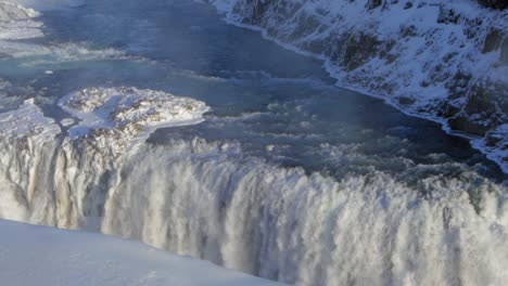 Las-Hermosas-Cascadas-Blancas-Y-Heladas-De-Islandia-Durante-La-Puesta-De-Sol---Plano-General