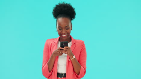 Teléfono,-Mensaje-Y-Mujer-Negra-Feliz-En-El-Estudio